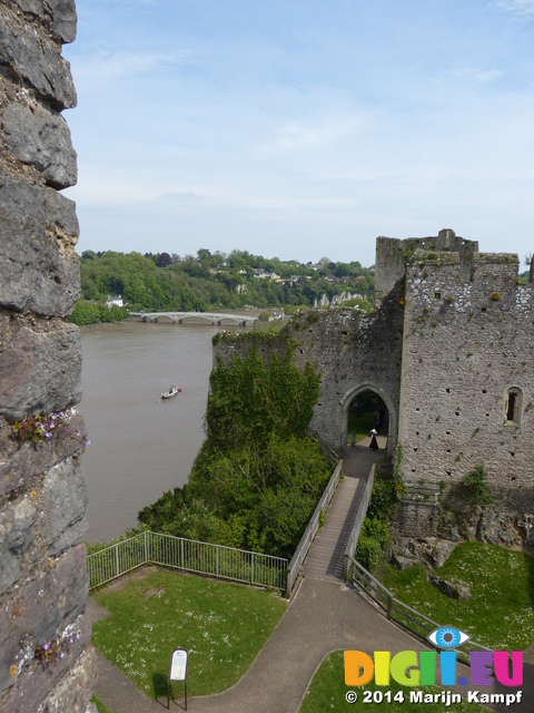 FZ005380 Chepstow castle